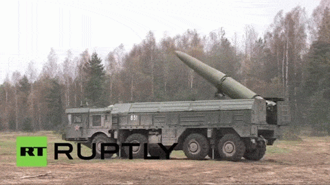 Tên lửa Iskander có độ chính xác cao, với sai số vòng tròn (CEP) được nhà sản xuất tuyên bố là dưới 5 mét. Ngoài ra, tên lửa có khả năng thực hiện các thao tác lẩn tránh trong khi bay, khiến nó càng khó bị đánh chặn. 