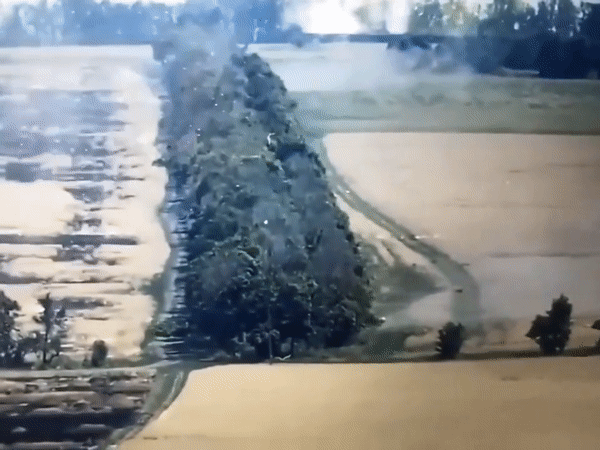 Trong ảnh là chiếc xe tăng T-72B3 bất ngờ bị trúng đạn của quân đội Ukraine trong chiến đấu; sau tiếng nổ dữ dội và lửa bốc lên, camera bị nhòe nhưng xe tăng không bị bốc cháy. Lúc này, ba thành viên của kíp xe đã nhanh thoát khỏi xe tăng bị trúng đạn, sau đó nó đã được kéo đi để sửa chữa. 