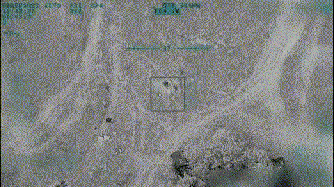 Trong một đoạn video, có thể thấy một trận địa súng cối của quân đội Nga đã bị UAV TB2 khóa chặt. Đầu tiên chiếc UAV TB-2 này, chiếu một chùm tia laze vào vị trí đặt súng cối và điểm phản xạ của chùm tia laze đúng vào vị trí khẩu cối. Có những tia chớp liên tục và sau đó một tên lửa dẫn đường bằng laser đánh trúng vị trí của khẩu cối và phá hủy nó.