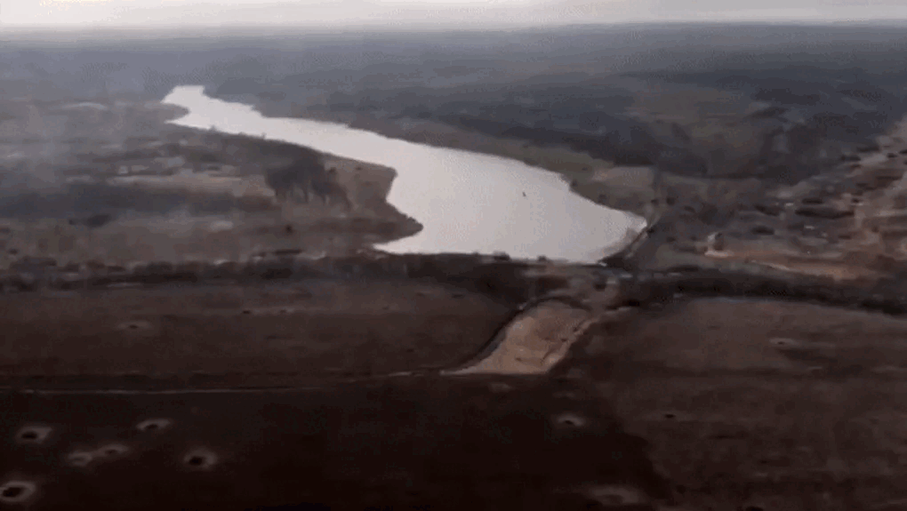 Trước đó, quân đội Nga đã thả bom xuống một con đập ở Belgorod (nhưng hiện không chắc đó có phải là con đập này không). Đây là loại bom hạng nặng FAB-3000 nặng 3 tấn được trang bị mô-đun UMPK. Quả bom đã đánh trúng mục tiêu một cách chính xác, nhưng không phá hủy được con đập.