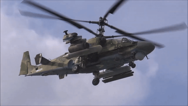 Ngoài ra, trực thăng Ka-52 được trang bị thiết bị gây nhiễu hồng ngoại, có thể gây nhiễu hệ thống dẫn đường bằng laser của tên lửa. Tuy nhiên, khả năng phòng không Ukraine có thể bắn hạ trực thăng Ka-52 bằng loại tên lửa như vậy là rất cao. Các biện pháp đối phó không phải lúc nào cũng hiệu quả. Ảnh: Flickr.
