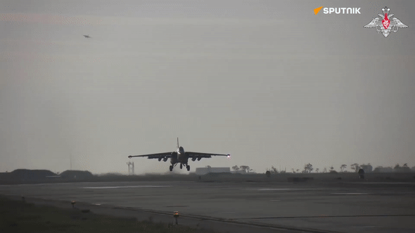 Từ góc độ nhiệm vụ, máy bay cường kích Su-25 tương tự như máy bay cường kích A-10 của Mỹ, vị trí nhiệm vụ của rất giống nhau; ngoài nhiệm vụ tiêu diệt các mục tiêu mặt đất, cả hai loại cường kích này còn được giao nhiệm vụ tìm diệt xe tăng, xe bọc thép và xe cơ giới của đối phương.