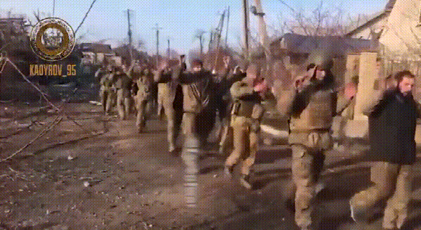 Đầu tiên là vào khoảng ngày 6/4, tàn quân của Tiểu đoàn 503 TQLC thuộc Lữ đoàn 36 TQLC đóng tại khu vực cảng Mariupol (khoảng 200 người), đã đầu hàng tập thể; do vậy cho phép quân Nga chiếm giữ một chỗ đứng trong khu vực cảng, với rất ít hoặc không có giao tranh;