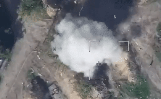 Mới đây, Nga đã công bố hai đoạn video cho thấy, hai chiếc UAV tự sát Lancet đã phá hủy hai pháo tự hành M109A3GN 155mm do Na Uy viện trợ cho quân đội Ukraine. Một trong những video cho thấy, UAV Lancet đã đánh trúng khẩu lựu pháo tự hành. 