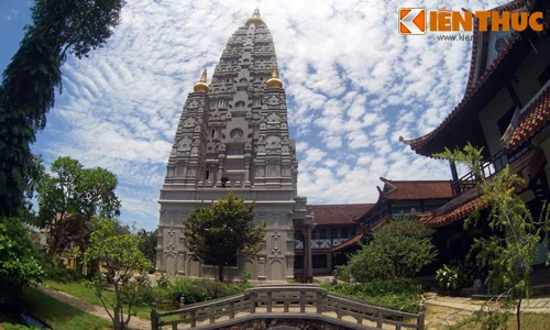 Lặng ngắm Bảo tháp có kiến trúc độc nhất vô nhị Việt Nam