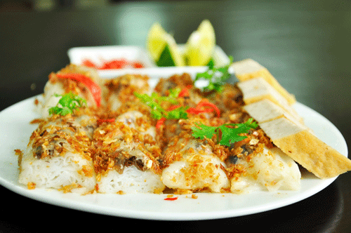 8. Chợ đêm Hạnh Thông Tây (quận Gò Vấp) không chỉ nổi tiếng là điểm săn quần áo, phụ kiện, giày dép túi xách rẻ mà còn là thiên đường ăn uống của teen. Các món tại đây không lạ nhưng ngon, chất lượng và giá cả phải chăng. Được yêu thích nhất là bánh xèo, bánh bèo, gỏi cuốn...Ảnh: Hoài Anh.