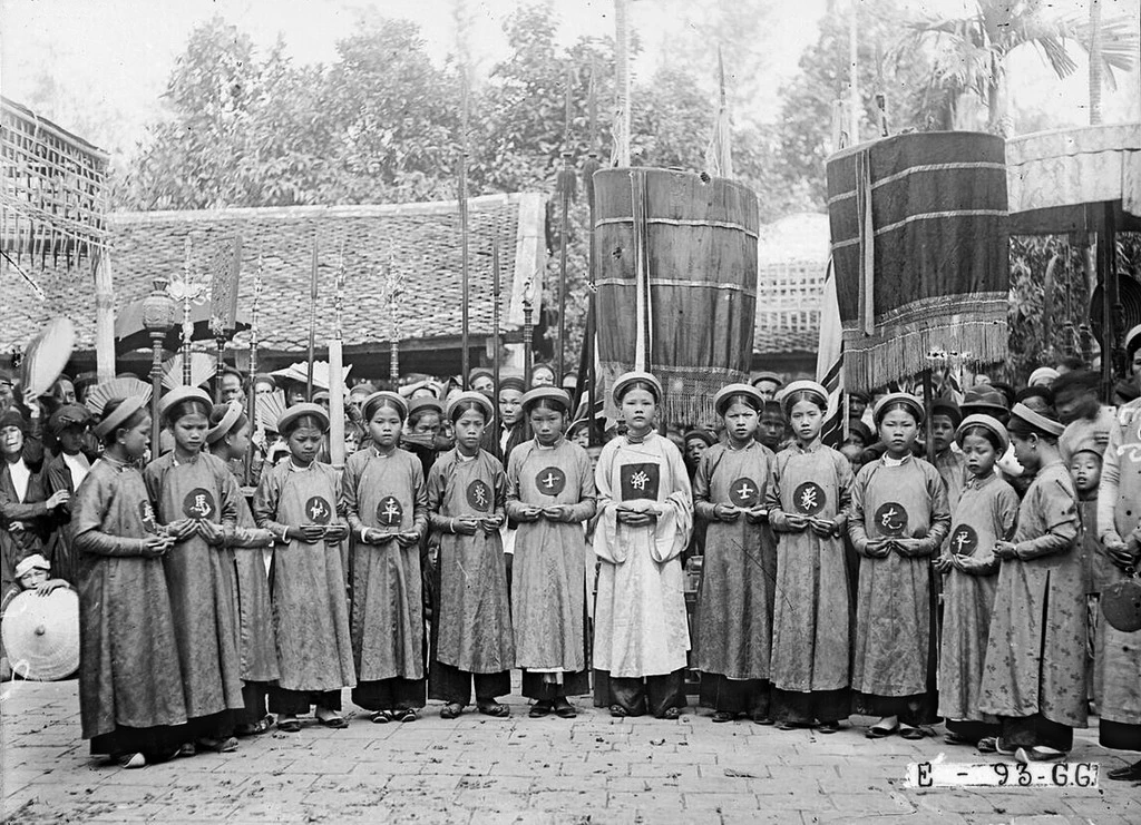 Ảnh hiếm về tục chơi cờ người ở Việt Nam xưa