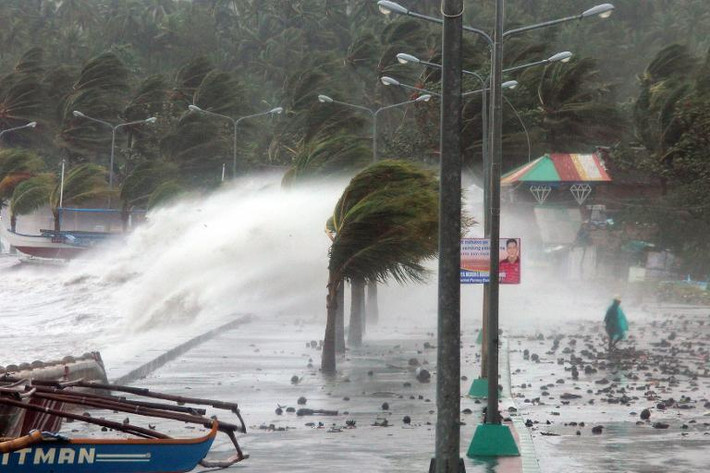 Sóng lớn đánh vào thành phố Legaspi, tỉnh Albay.