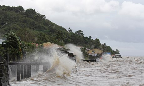Những con sóng hung dữ đánh vào bờ biển khu vực Laguna de Bay, Philippnines.