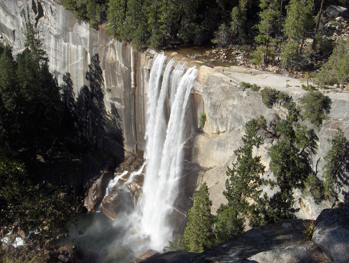 2. Vườn quốc gia Yosemite, California – Di sản thế giới. Cũng là một trong những công viên quốc gia đầu tiên trên thế giới, Yosemite nổi tiếng với các vách đá cao chót vót, thác nước cùng với những cây Sequoia khổng lồ và là một trong khu vực đa dạng về địa chất thủy văn.