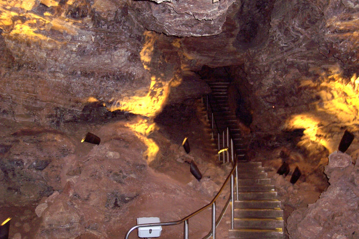 3. Vườn quốc gia Hang Gió (Wind Cave), Nam Dakota được Tổng thống Theodore Roosevelt thành lập năm 1903, sở hữu hệ thống hang động dày đặc nhất thế giới.