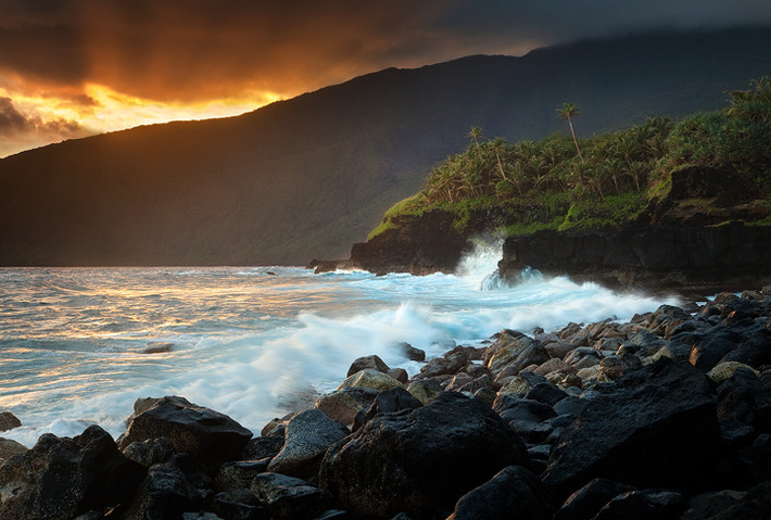 5. Vườn quốc gia American Samoa, Hawaii nằm về phía nam trên ba hòn đảo, được thành lập nhằm bảo vệ rạn san hô, rừng nhiệt đới, núi lửa và bãi biển trải dài cát trắng.