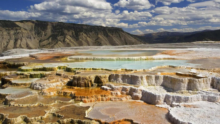 Nằm ở miệng núi lửa Caldera Yellowstone, vườn quốc gia này có các khu vực rộng lớn địa nhiệt độc đáo như suối nước nóng và các mạch nước phun, nổi tiếng nhất như Old Faithful hay Grand Prismatic Spring.