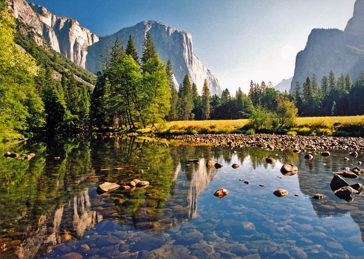 Trong đó, phải kể đến mái vòm đá granit Half Dome và khối núi El Capitan được hình thành và đẩy lên từ các sông băng tại trung tâm thung lũng Yosemite. Vườn quốc gia này còn sở hữu thác nước Yosemite, thác nước cao nhất Bắc Mỹ và nhiều hồ trên núi tuyệt đẹp.