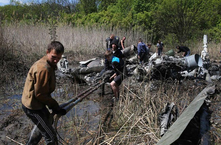 Người dân ngoại ô Slavyansk đang “dọn xác” trực thăng tấn công Mi-24.