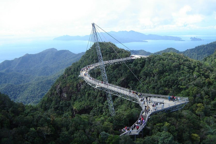 Cầu treo Pulau Langkawi - Kedah, Malaysia. Bạn muốn đi bộ giữa những cây cao trên rừng nhiệt đới? Hãy đến cầu treo này, bạn sẽ như lơ lửng hàng trăm mét trên không trung.
