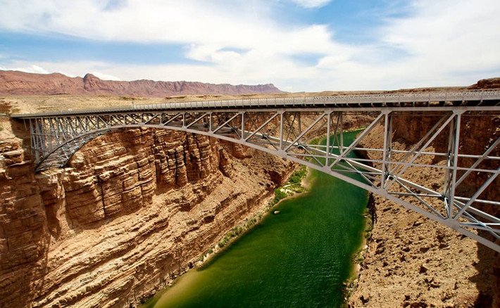 Cầu Navajo - Arizona, Mỹ. Cầu có chiều dài khoảng 300m và cao 150m so với mặt đất.