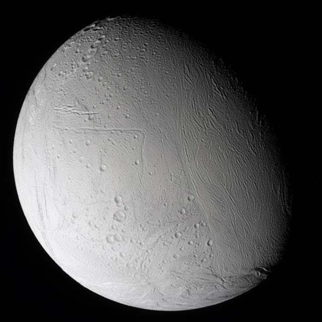 Enceladus - một trong những vệ tinh của sao Thổ cũng được bao quanh bởi một lớp băng song lớp băng này tồn tại như một bầu khí quyển của Enceladus. Các nhà khoa học cho rằng có thể có một đại dương khổng lồ bao phủ bề mặt của vệ tinh này. Tuy nhiên, những mảnh băng sắc nhọn di chuyển với tốc độ cực lớn trên hành tinh này sẽ khiến bạn bị xé toạc ra trước khi kịp khám phá điều gì ẩn dưới lớp băng trên Enceladus./.