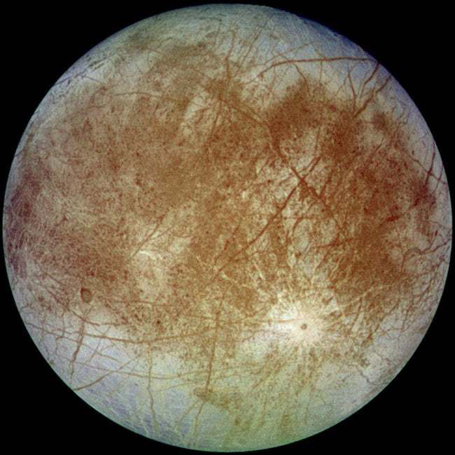Europa: Là một vệ tinh của sao Mộc và được bao phủ bởi băng, Europa giống như một quả cầu thủy tinh lơ lửng trong không gian. NASA cho rằng các đại dương và lõi sắt giống như Trái Đất tồn tại bên dưới lớp vỏ băng của Europa. Tuy vậy, vệ tinh này cũng không phải là một nơi "mến khách" bởi chưa kịp đặt chân tới khối cầu băng này thì bạn đã bị đông cứng lại.