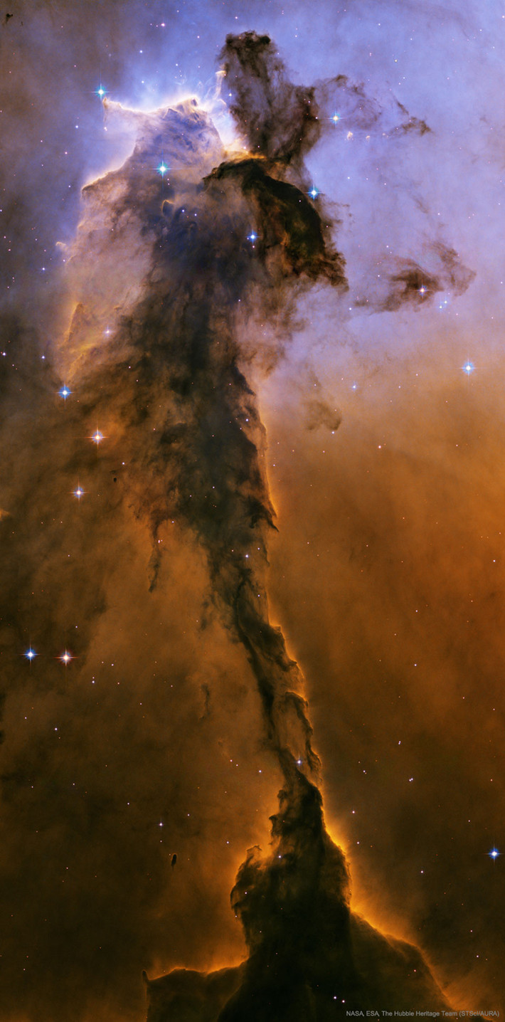 Những cột bụi đầy ấn tượng trong tinh vân Đại bàng (Eagle Nebula) đã tạo nên một áng cổ tích tuyệt đẹp của vũ trụ. Tinh vân Đại bàng nằm cách Trái Đất 7.000 năm ánh sáng và nhìn thấy được trong chòm sao Cự Xà (Serpens).