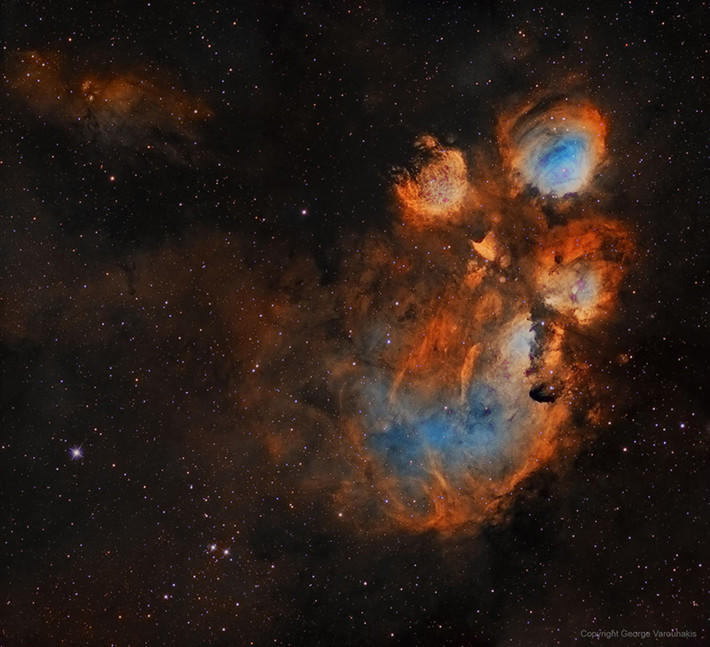 Tinh vân Chân mèo (Cat's Paw Nebula) có thể nhìn thấy trong chòm sao Thiên Yết (Scorpion). Có tên gọi chính thức là NGC 6334, những ngôi sao trong tinh vân này có khối lượng gần gấp 10 lần Mặt Trời của chúng ta và được sinh ra ở đây chỉ một vài triệu năm trước.