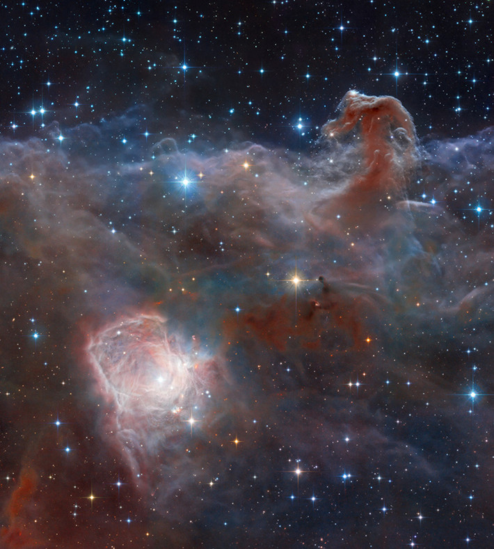 Nằm cách Trái Đất 1.500 năm ánh sáng, tinh vân Đầu ngựa (Horsehead Nebula) nằm trong chòm sao Lạp Hộ (Orion) với bán kính 3,5 năm ánh sáng.