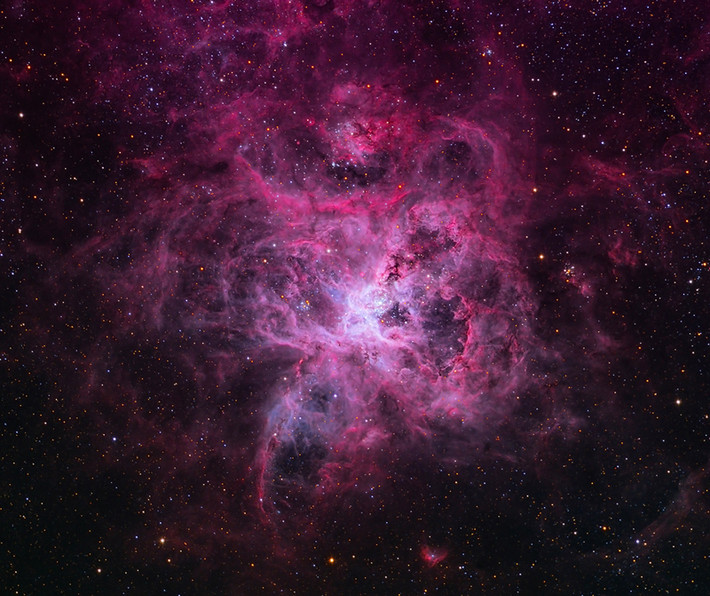 Tinh vân Con nhện (Tarantula Nebula) nằm trong chòm sao Kiếm Ngư (Dorado) có đường kính hơn 1.000 năm ánh sáng và nằm cách Trái Đất khoảng 180.000 năm ánh sáng.