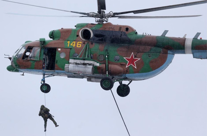 Trực thăng Mi-17 đổ quân.