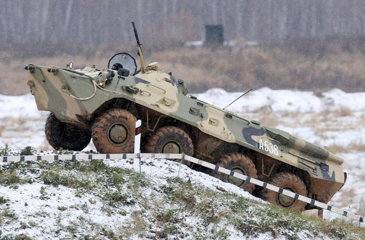 BTR-80 biểu diễn khả năng vượt địa hình.