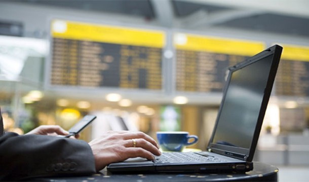 Không bao giờ kết nối với mạng wi-fi không rõ nguồn gốc tại sân bay và chắc chắn không làm công việc gì khác ngoài duyệt tin tức.