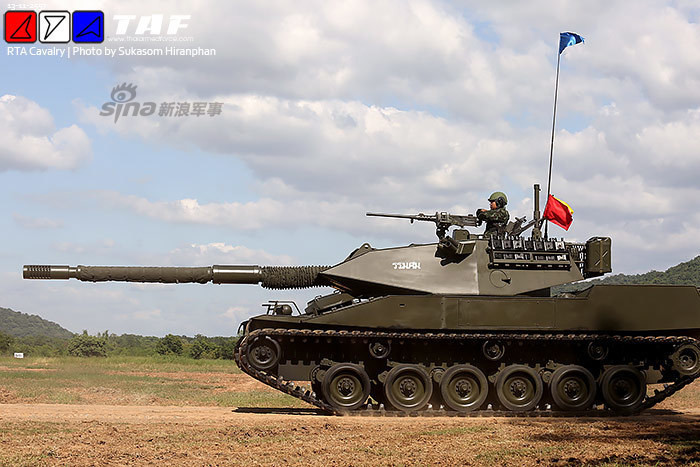 Lực lượng xe tăng cũng tích cực tham gia vào màn bắn biểu diễn. Trong ảnh là mẫu tăng hạng nhẹ Stingray của Lục quân Hoàng gia Thái Lan, trang bị pháo nòng xoắn cỡ 105mm.