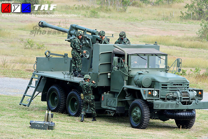 Lựu pháo tự hành do Quân đội Thái Lan tự sản xuất, cơ bản thì “đơn giản” là gắn khẩu pháo cố định lên xe vận tải bánh lốp. Phương án này giải quyết được tính cơ động, còn việc vận hành pháo vẫn phải dùng tay.