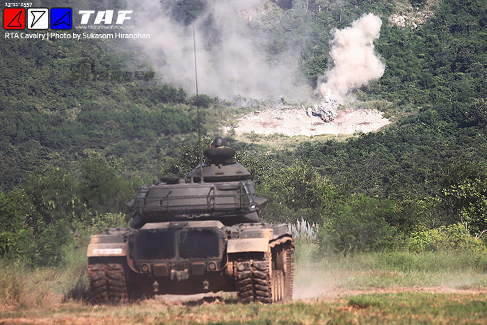 Xe tăng M48 khai hỏa trúng mục tiêu.