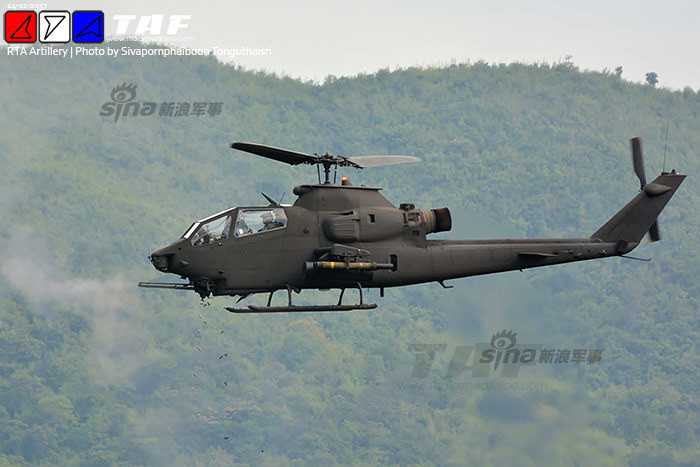 Pháo 20mm trên trực thăng tấn công AH-1F Cobra khai hỏa.
