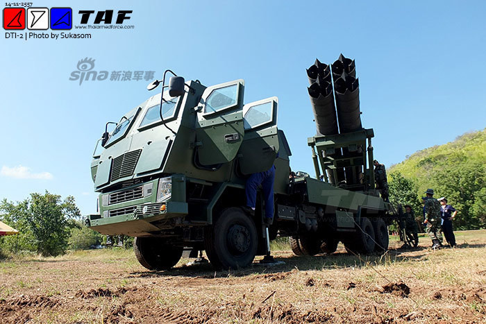 DTI-1 là hệ thống pháo phản lực do Thái Lan tự chế tạo dựa trên thiết kế WS-1B của Trung Quốc, kết cấu 4 ống phóng cỡ 302mm.
