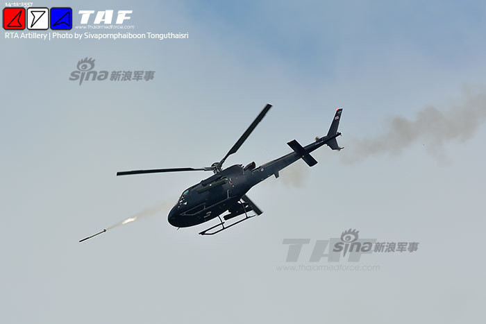 Trực thăng của Không quân Lục quân Thái Lan phóng rocket tấn công mục tiêu.