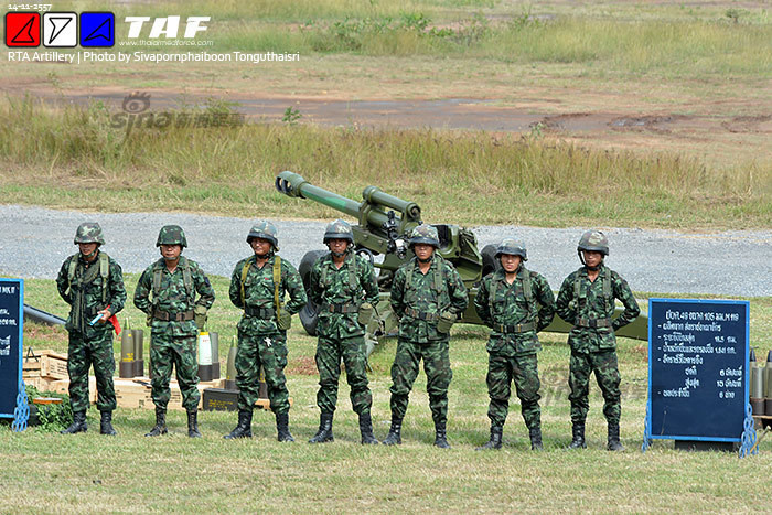 Binh sĩ pháo binh Thái Lan chuẩn bị bắn thử khẩu lựu pháo 105mm.