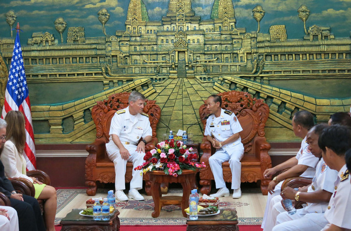 Trong ảnh, Phó Đô đốc – Tư lệnh Hạm đội 7, Hải quân Mỹ Robert L.Thomas (trái) hội đàm với Phó Đô đốc Hải quân Hoàng gia Campuchia Ouk Seyha tại căn cứ hải quân Ream, ngày 27/10.