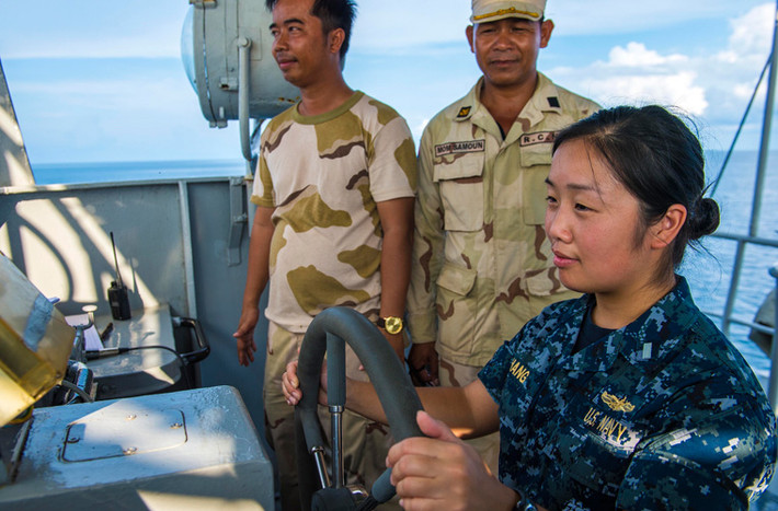 Thủy thủ tàu khu trục USS Mustin Betty Chang lái thử chiếc tàu pháo cao tốc 1131 của Hải quân Hoàng gia Campuchia, ngày 30/4.
