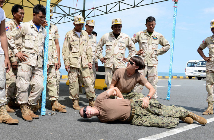 Nữ thủy thủ tàu khu trục USS Mustin trình diễn kĩ thuật khóa tay với các thủy thủ Hải quân Campuchia tại cảng Sihanoukville, ngày 29/10.
