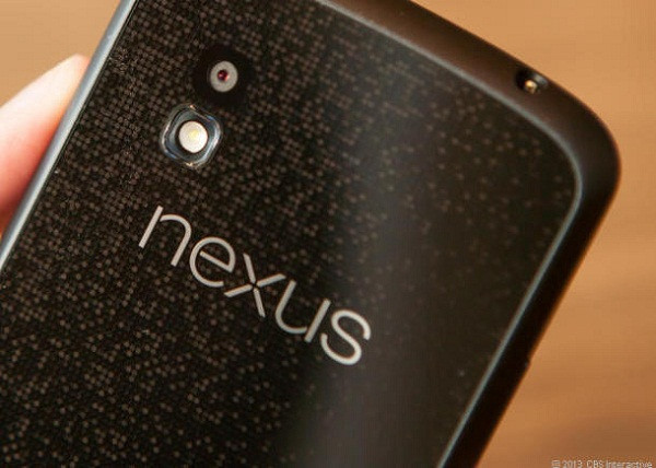 Nexus 5 sẽ có giá khởi điểm 6,6 triệu đồng. Nguồn thông tin nội bộ do trang công nghệ PhoneArena thu thập được cho biết phiên bản 16GB của Nexus 5 sẽ có giá 299 USD (khoảng 6,6 triệu đồng), trong khi phiên bản 32GB sẽ có giá 399 USD (khoảng 8,8 triệu đồng). Ngoài ra, phiên bản 16GB sẽ có pin 2300 mAh trong khi phiên bản 32GB sẽ có pin 3000mAh.