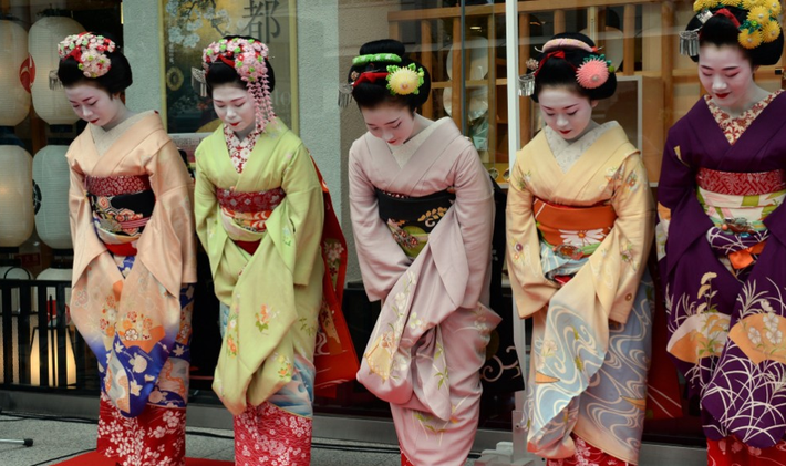 Kiểu tóc của các Geisha học việc thay đổi theo số năm mà họ được đào tạo.
