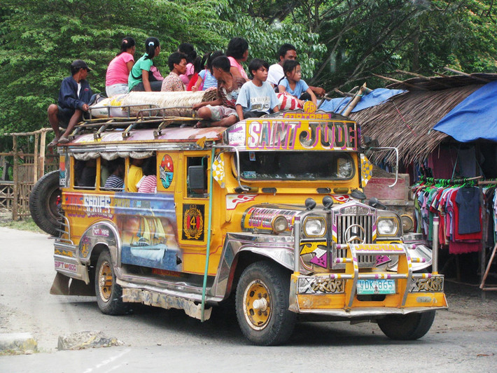 Hàng thập kỷ qua, jeepney được xem là phương tiện giao thông công cộng rẻ và phổ thông nhất tại Philippines với hàng triệu lượt sử dụng mỗi năm (chỉ tính riêng tại thủ đô Manila). Tại các vùng quê nghèo, một chiếc jeepney còn có thể vận chuyển ''gấp đôi'' số hành khách quy định.