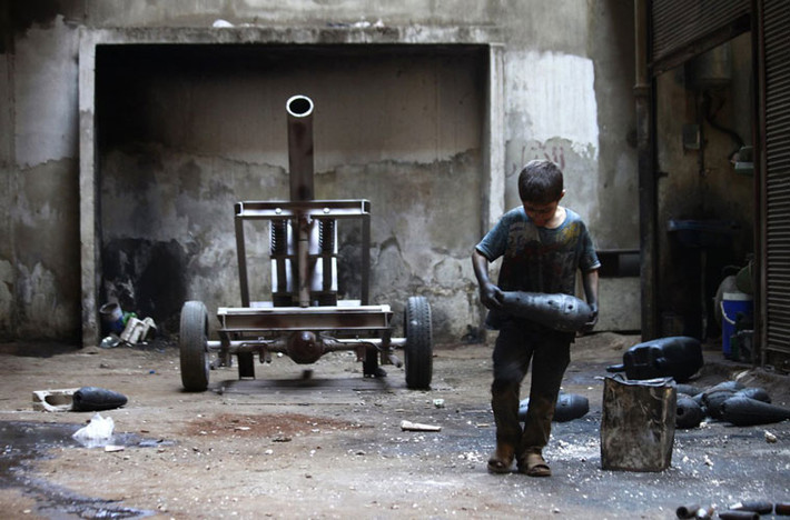 Do chiến tranh triền miên, cậu bé Issa 10 tuổi ở Aleppo không được đi học mà phải quần quật phụ giúp cha trong một xưởng sửa chữa vũ khí.
