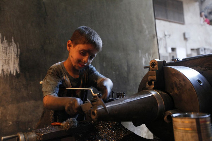 Hai cha con bé Issa sửa đủ loại vũ khí mà Quân đội Syria Tự do mang đến.
