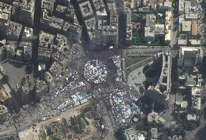 Người dân tập trung ở Quảng trường Tahrir, Cairo, Ai Cập ngày 22/2/2011 giữa bối cảnh phong trào mùa xuân Arab đang diễn ra từ Trung Đông tới Bắc Phi.