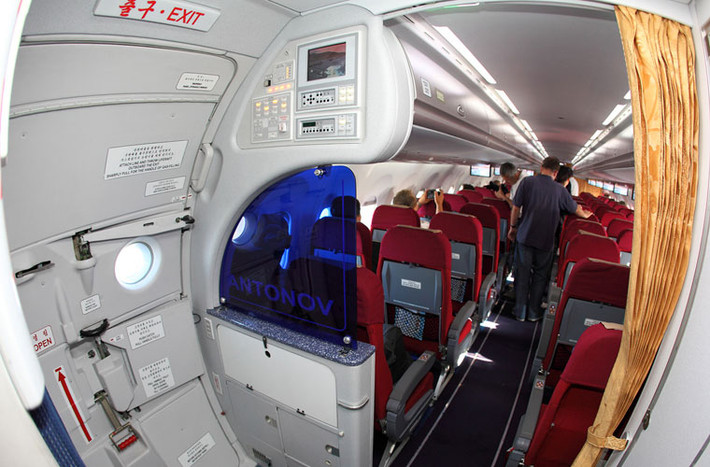 An-148 có thể chở 70 hành khách khi để lối giữa 864 mm hay lên tới 80 hành khách khi khoảng cách này còn 762 mm với kiểu bố trí đồng hạng 2x3. Chiếc máy bay cũng có thể được bố trí chở nhiều hạng với số lượng hành khách ít hơn. Trong ảnh là khoang chở khách của An-148 Triều Tiên với nội thất khá tiện nghi.
