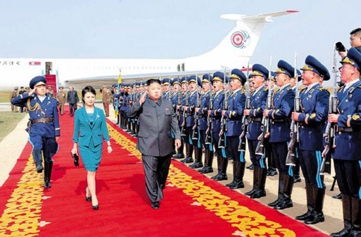 Trước đó, vào giữa tháng 5/2014, nhà lãnh đạo Kim Jong-un cùng Đệ nhất phu nhân Ri Sol-ju đã thị sát căn cứ không quân bằng chuyên cơ loại Il-62 do Liên Xô chế tạo từ những năm 1960-1970.