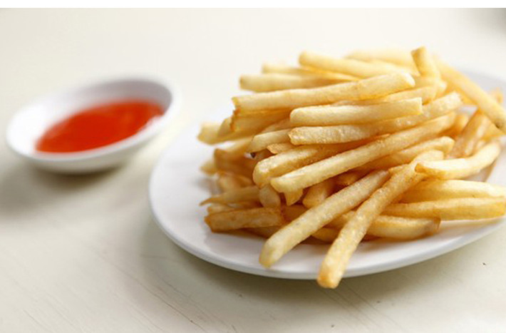 Đồ ăn vặt. Các loại đồ ăn vặt như khoai tây chiên, bắp rang bơ chứa lượng cholesterol lớn. Trong khi đó, cholesterol là thành phần chính được tìm thấy trong sỏi mật.