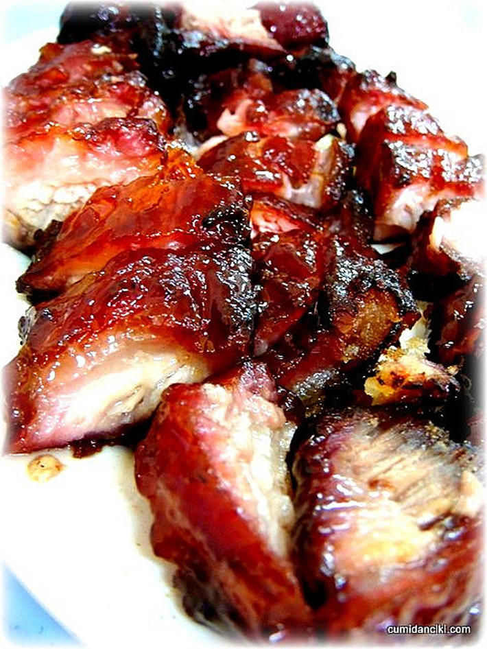 Charsiew Rice. Là món nướng được ưa chuộng, charsiew rice có nguyên liệu chủ yếu là thịt lợn thái miếng, ướp gia vị rồi quay trực tiếp trên lửa. Món ăn vô cùng hấp dẫn với mùi thơm quyến rũ cùng màu vàng sậm cánh rán.